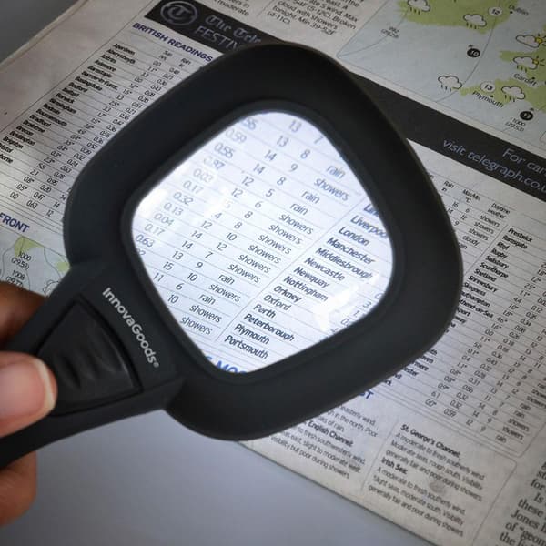 Suurennuslasi LED- ja UV-lampuilla