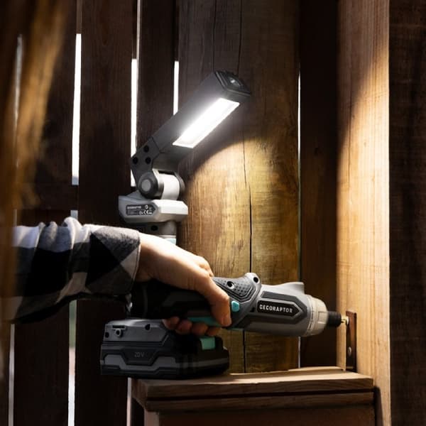 Cecotec 20 V and 2000 mAh work light, 5 W power, 300 lm (side light) and 250 lm (front light) light output and up to 4 hours of autonomy.