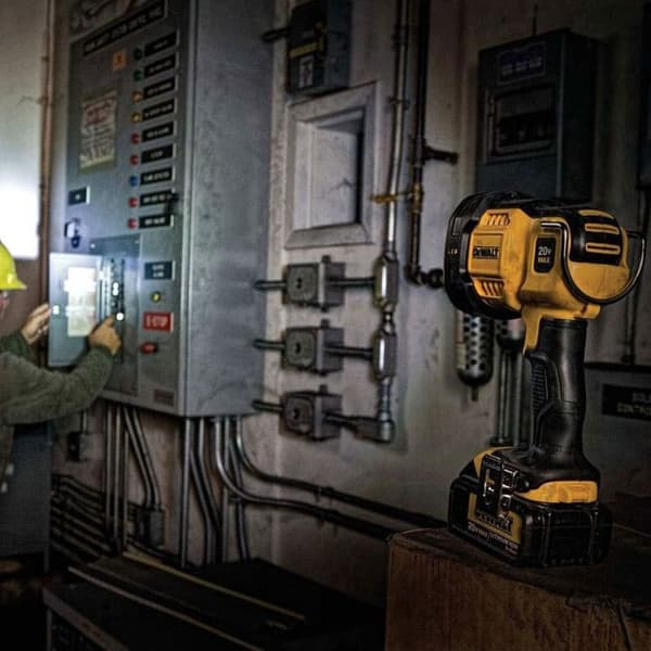 XR 18V LED-lampa - DEWALT - DCL043-XJ - Ergonomiskt grepp - Upphängningskrok
