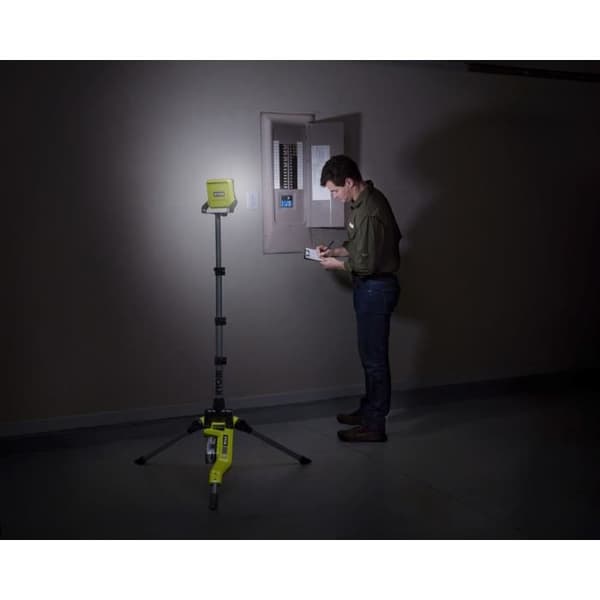 RYOBI - LED-projektor på stativ 18V ONE+ - 3 intensiteter: 2 700 / 1 000 / 500 Lumen - stativ justerbart upp till 1,7 m - R18TL-0