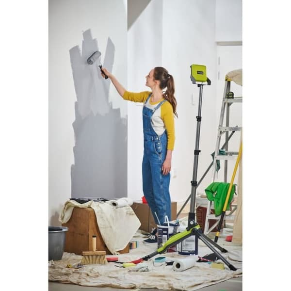 RYOBI - LED-projektor på stativ 18V ONE+ - 3 intensiteter: 2 700 / 1 000 / 500 Lumen - stativ justerbart upp till 1,7 m - R18TL-0