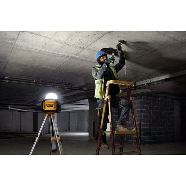 DEWALT Tool Connect 18V XR Jobb Spotlight - Inget batteri eller laddare - DCL074-XJ