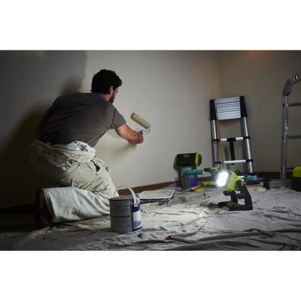 18V LED-strålkastare - 3 intensiteter: 1800 / 1100 / 500 lumen - 360° roterbart huvud - RYOBI RFD18-0