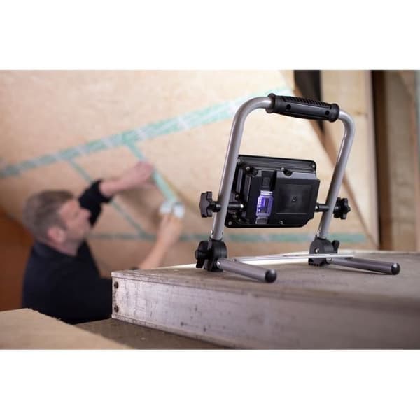 BRENNENSTUHL EL 2000 MA bärbar LED-projektor - 2150 lm - Uppladdningsbar - 6 timmars batteritid