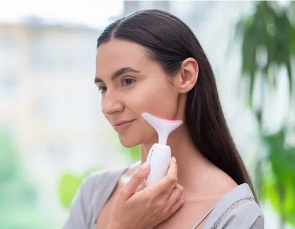 Masaźer soniczny do twarzy i szyi Lift Skin biały