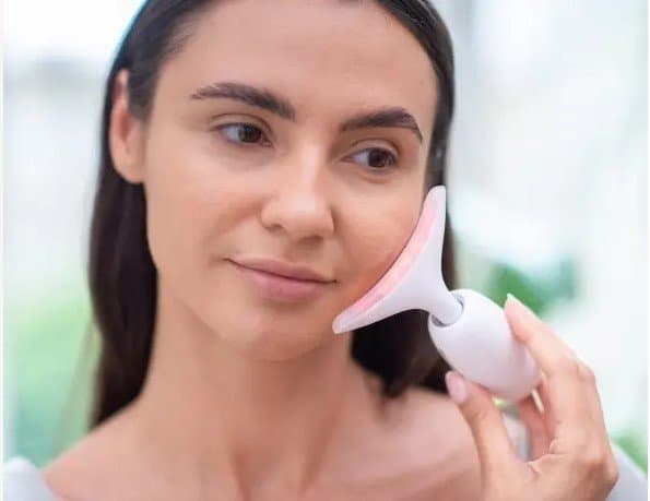 Masaźer soniczny do twarzy i szyi Lift Skin biały