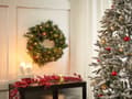Miniatyrbilde 2 av 8: Julekrans med belysning Grønn syntetisk materiale ø 60 cm LED Kunstig snø Kongler Bær Julepynt Jul Dekorasjon