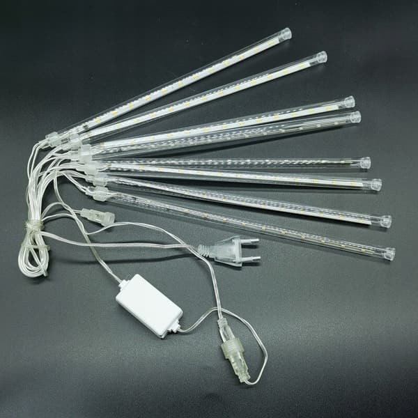 METEORS ICICLES sataa lunta IP44 LED-joulukuusen ulkovalot