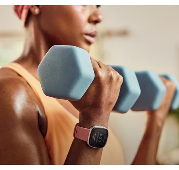 Fitbit Versa 4, vaaleanpunainen hiekka/kupari ruusu