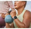 Miniatyrbild 6 av 6: Fitbit Versa 4, vattenfall blå/platina