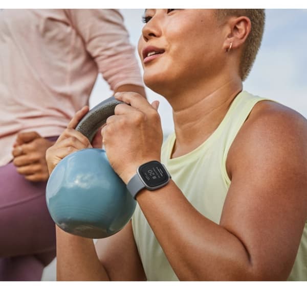 Fitbit Versa 4, vattenfall blå/platina
