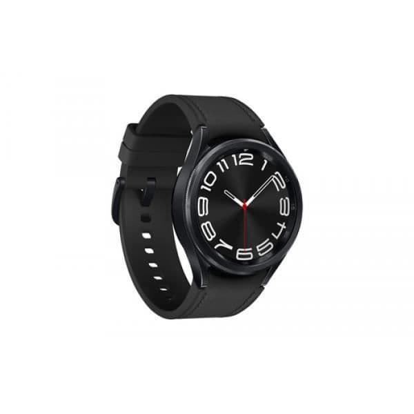 Samsung Galaxy Watch6 Classic. Pekskärm. Batterikapacitet: 300 mAh. Vikt: 52g. Färg på bandet: Svart. Systemet