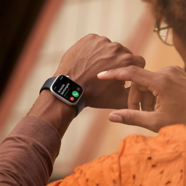 Apple Watch Series 8 (GPS + Cellular) 41 mm grafiitinvärinen ruostumaton teräskuori ja keskiyönsininen urheiluranneke (MNJJ3)