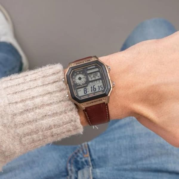 Digital klocka - Casio - AE-1200WHL-5AV - Brunt läder - Batteritid 10 år - Vattentålighet 10 bar