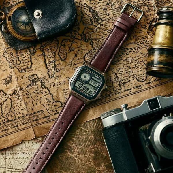 Digital klocka - Casio - AE-1200WHL-5AV - Brunt läder - Batteritid 10 år - Vattentålighet 10 bar