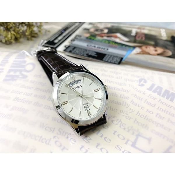 Casio Herrklocka med silverfärgad urtavla - Datumvisning för dagar/månader - Brunt läderarmband - MTP-1381L-7AVDF