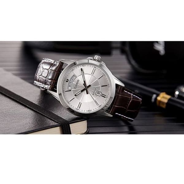Casio Herrklocka med silverfärgad urtavla - Datumvisning för dagar/månader - Brunt läderarmband - MTP-1381L-7AVDF