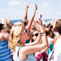 Pikkukuva 7 / 8: FESTIVAALIJUHLAKERHON RANNEKKEET VIP GOLDEN HAND PARTY 100 kpl