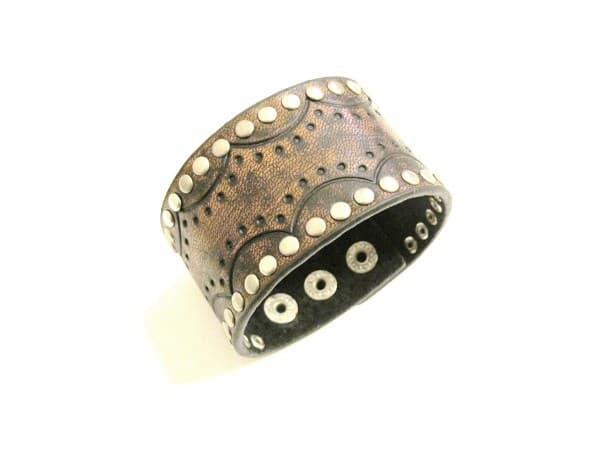 Brun läderarmband med mönster och runda nitar