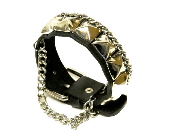 Svart Läderarmband med pyramidnitar och kedjor