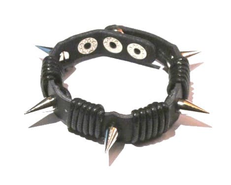 Svart läderarmband med silver nitar