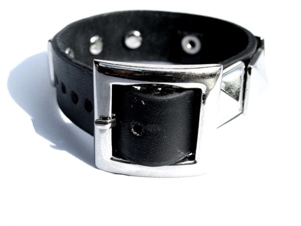 Läderarmband med ring och nitar