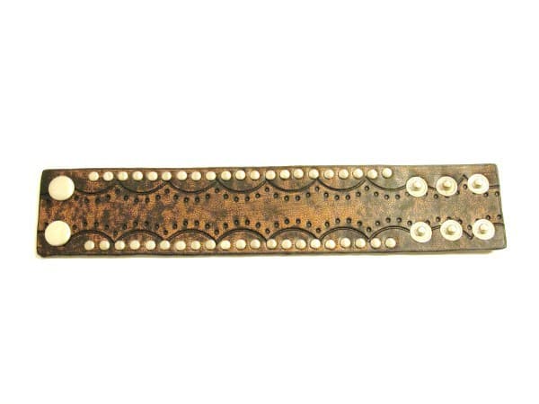 Brun läderarmband med mönster och runda nitar