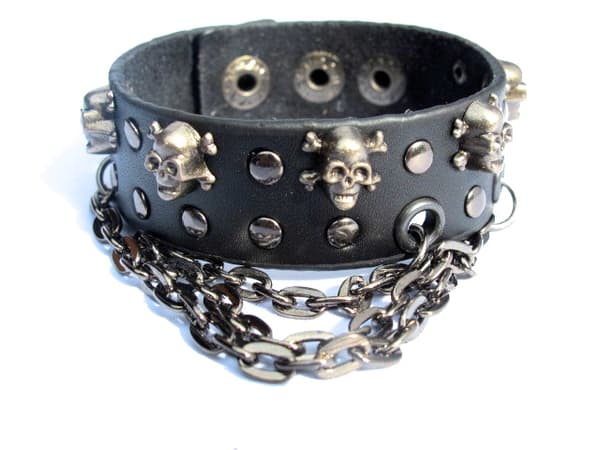 Läderarmband med döskallar och kedjor