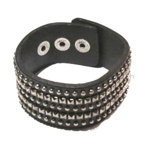 Läderarmband med silver nitar svart