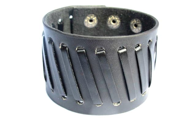 Svart läderarmband med silverfärgade knappar