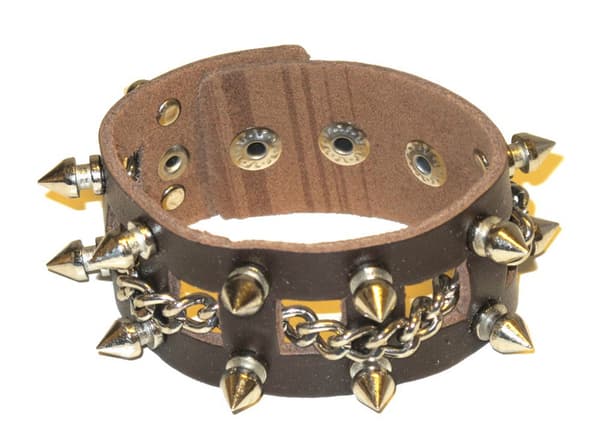 Läderarmband med spetsnitar och kedjor