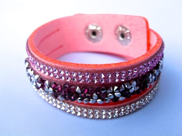 Rosa snittat läderarmband med Kristaller