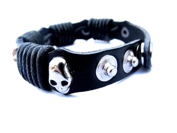 Svart läderarmband med döskallar