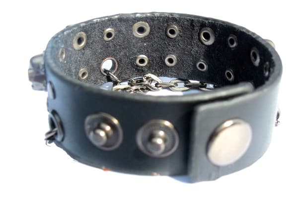Läderarmband med döskallar och kedjor