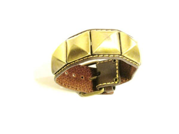 Brun läderarmband med guldfärgade pyramid nitar
