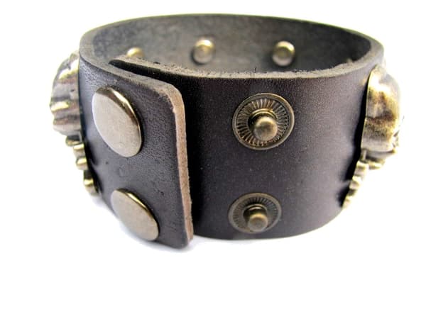 Läderarmband med döskallar