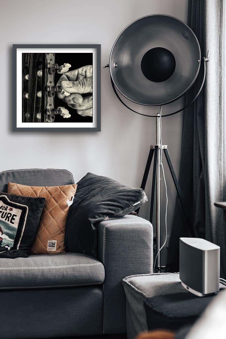 TUNE A GUITAR Poster/Black/White Kvadrat: 40x40 449 Tavla med ram (svart)