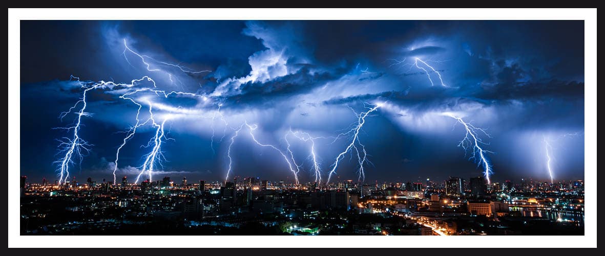 Lightning storm over city in purple light Poster/Black/White Panorama: 45x120 799 Tavla med ram (svart)