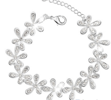 Armband i silverfärgad kedja, blommor som sitter ihop